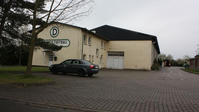 Bürogebäude, Parkplatz und Halle